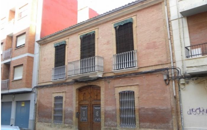 <ul>
<li>SUPERFICIE CONSTRUIDA:             207 m²</li>
<li>SUPERFICIE SOLAR:                        310 m²</li>
<li>SUPERFICIE EDIFICABLE:                296.95 m²</li>
</ul>
<p>Casa señorial en el centro de Moncada, a 50 metros de la calle Mayor, fachada de ladrillo caravista, dos patios interiores, 11,50 metros de fachada y 210 m2 construidos. Distribuida interiormente de forma tradicional valenciana en planta baja y cambra totalmente diafana. Una excelente oportunidad y situada muy centrica. Casa con amplias posibilidades. Tiene dos patios interiores de 100 m2 cada uno.</p>